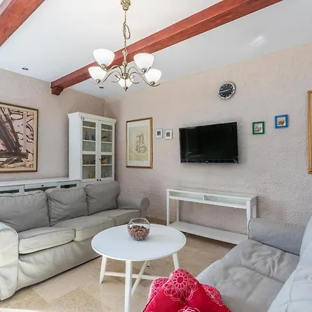 بيت ضيافة House Peresiji