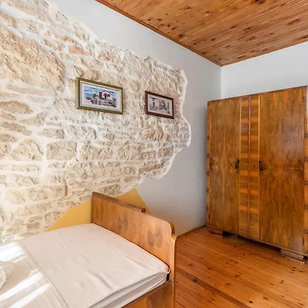 بيت ضيافة House Peresiji