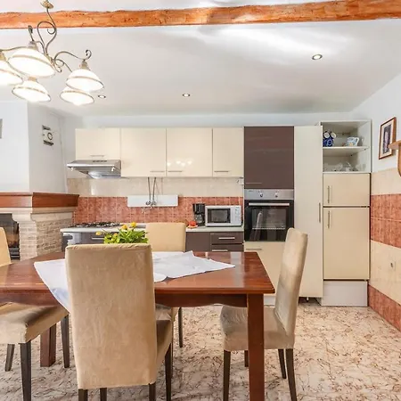 House بيت ضيافة Peresiji