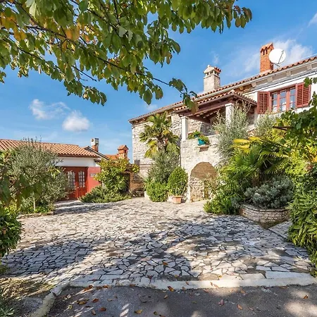 بيت ضيافة House Peresiji