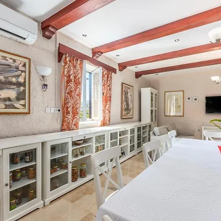 House بيت ضيافة Peresiji