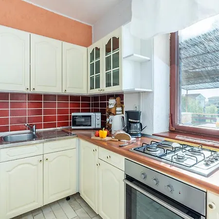 بيت ضيافة House Peresiji